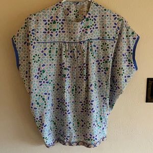 Modern print silk top. Fitted at waist. Flattering and cute!!